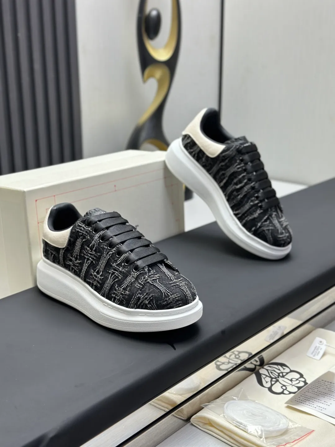 👟👟Ex-factory price 600👟👟 (🥇Top version produced in Dongguan🥇) A new upgrade of the classic McQueen white shoes. This upgrade of McQueen, which has been done for 4 consecutive years, will definitely bring you the most cost-effective ALEXANDER MCQUEEN classic in the market. If you are not confident about the quality of such a classic and world-destroying model, there is really no need to put it on the table🔙.  Purchased original version from HK counter, various demolitions.  All kinds of PKs are welcome💥.  (Anyone who has the original version at the stall is welcome🆚) The thick sole perfectly increases the elongated visual effect. The most perfect proportion of the shoe body is this last shape. The logo font on the rear tail is printed in small fonts. The logo on the foot is made of genuine leather with air-pressed colorless process. We will always update the color with the counter. 🔘Upper: genuine customized environmentally friendly full-grain cowhide 🔘Inner lining: imported mixed sheepskin (the genuine product is also sheepskin, not the cheap cowhide on the market) 🔘Sole: Exclusive molded TPU➕rubber injection molded layered outsole, (purple tail, pink tail, red tail, burgundy tail, rose gold tail sequin series, Velcro men's model needs to be customized, non-returnable) 🔘Code number 34-44 (women's size 34.40 is custom-made).